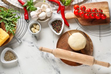 Pizzanın içeriği arka planda