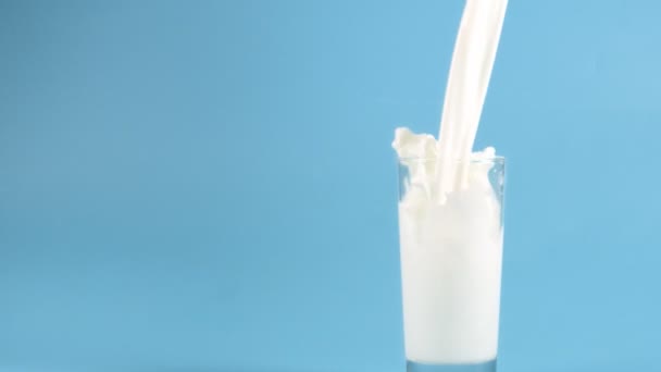 Verter Leche Vaso Sobre Fondo Color — Vídeo de stock