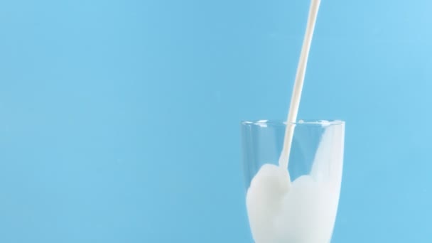 Verter Leche Vaso Sobre Fondo Color — Vídeos de Stock