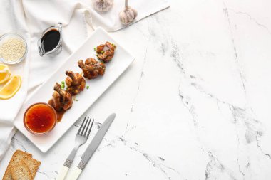 Hafif arka planda leziz tavuklu lolipoplar.