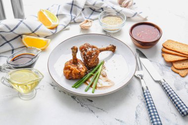 Hafif arka planda leziz tavuklu lolipoplar.