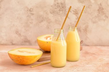 Renkli arkaplanda kavun püresi olan şişeler