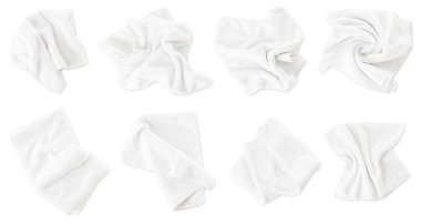 Beyaz masaya buruşmuş yumuşak havlular.