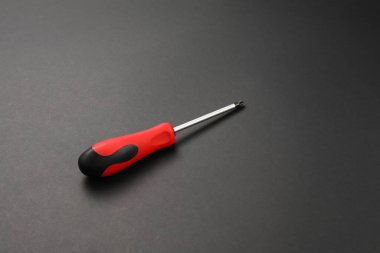 Koyu arkaplanda yeni tornavida