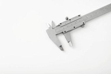 Beyaz arkaplanda yeni kalibre