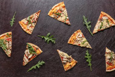 Koyu arkaplanda lezzetli pizza dilimleri