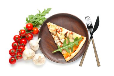 Beyaz arka planda bir dilim lezzetli pizzayla tabak.