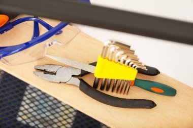 Atölyede raflarda farklı inşaat araçları, yakın çekim