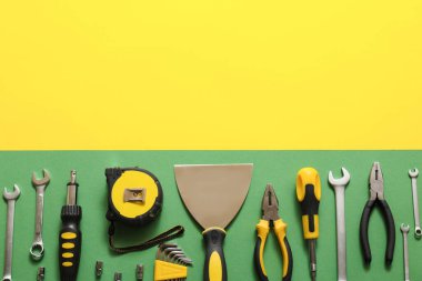 Renkli arkaplanda inşa araçları kümesi