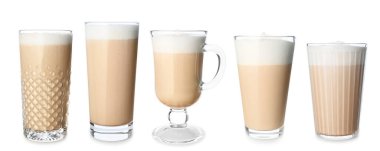 Beyaz arka planda bir bardak lezzetli latte kahve.