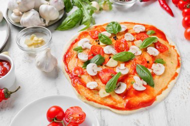 Hafif arka planda lezzetli çiğ pizza.