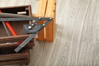 Zeminde müteahhit cetveli olan kutu