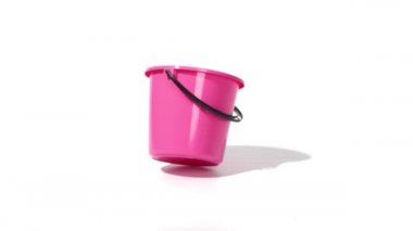 Beyaz arka plan boş kovanın