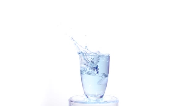 Queda Gelo Vidro Água Sobre Fundo Branco — Vídeo de Stock