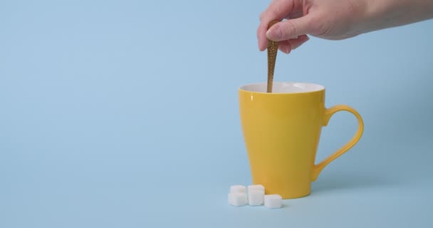 Donna Mescolando Caldo Tazza Sfondo Colore — Video Stock