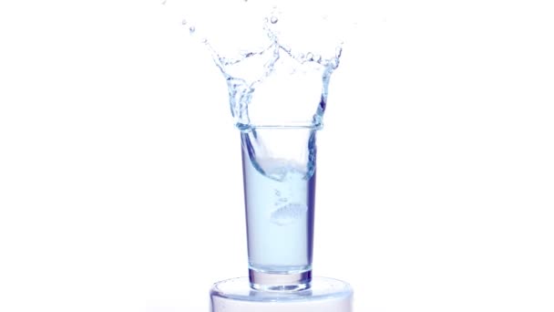 Het Laten Vallen Van Ijs Glas Water Witte Achtergrond — Stockvideo