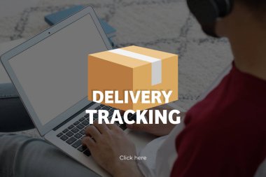 Diz üstü bilgisayarı olan adam teslimat hizmeti uygulaması kullanıyor