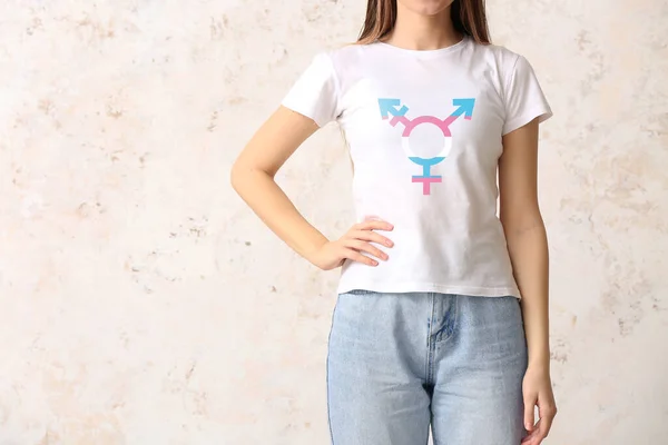 Mujer Vistiendo Camiseta Con Estampado Símbolo Transgénero Sobre Fondo Claro — Foto de Stock