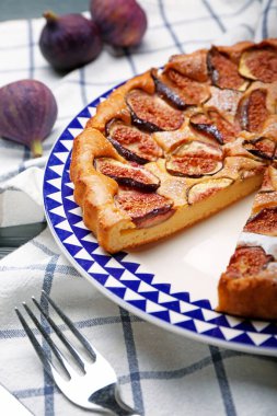 Plate with delicious fig pie on table, closeup
