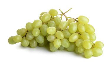 Beyaz arka plan üzerinde olgunlaşmış Yeşil üzüm