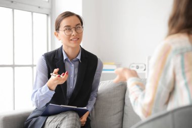 Kadın psikolog ofiste hasta ile çalışma