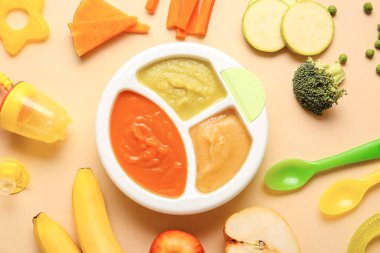 Renk arka planda sağlıklı bebek maması ile kompozisyon