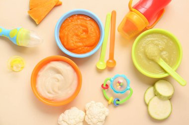 Renk arka planda sağlıklı bebek maması ile kompozisyon