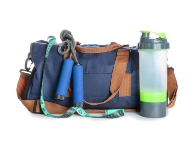 Spor malzemeleri ve beyaz arka planda bir şişe su.