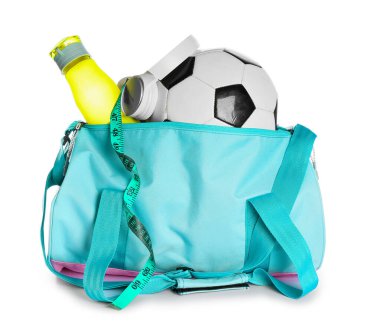 Spor malzemeleri ve beyaz arka planda bir şişe su.