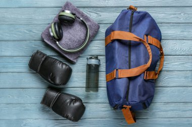 Ahşap arka planda spor öğeleri kümesi