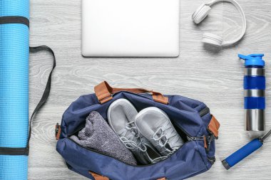 Gri ahşap arka planda spor öğeleri kümesi