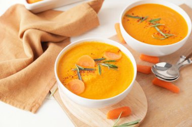 Hafif arka planda havuç kremalı çorba.