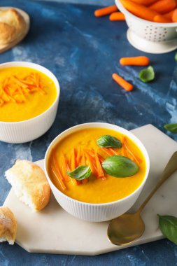 Arka planda taze havuç kremalı çorba.