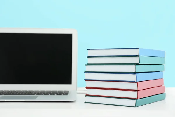 Stack Books Laptop Table Color Wall — Stock Photo, Image