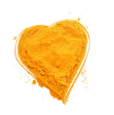 Beyaz arkaplanda zerdeçal tozundan yapılmış kalp şekli