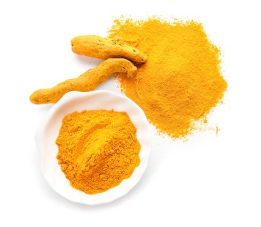 Beyaz zemin üzerinde zerdeçal tozu ve kökleri olan kase