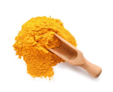 Beyaz arkaplanda zerdeçal tozu ile kepçe