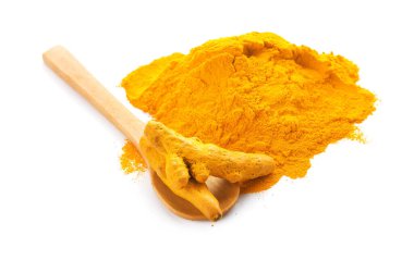 Zerdeçal köklü kaşık ve beyaz arka planda toz