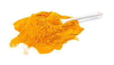 Beyaz arkaplanda zerdeçal tozu olan kaşık