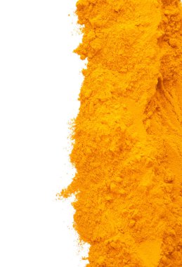 Beyaz arkaplanda zerdeçal tozu