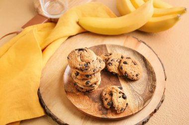 Lezzetli kurabiyeler ve renkli muzlu tabaklar.