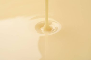 Arkaplan olarak tatlı yoğunlaştırılmış süt