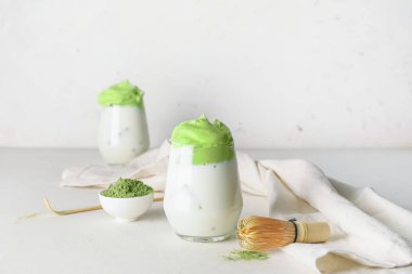 Hafif arkaplanda lezzetli dalgona matcha latte ile kompozisyon