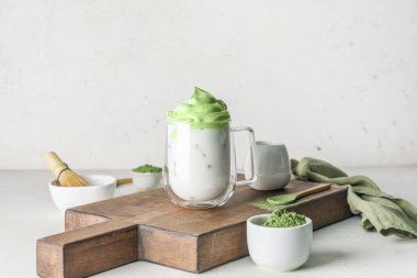 Hafif arkaplanda lezzetli dalgona matcha latte ile kompozisyon