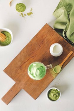 Hafif arkaplanda lezzetli dalgona matcha latte ile kompozisyon