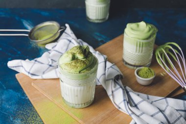 Masada lezzetli dalgona matcha latte ile kompozisyon