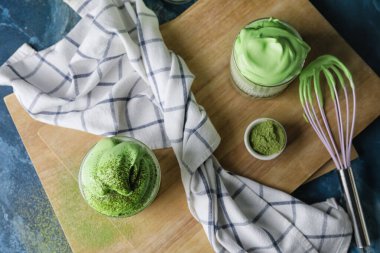 Masada lezzetli dalgona matcha latte ile kompozisyon