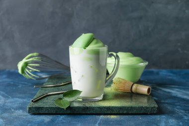 Renkli arkaplanda lezzetli dalgona matcha latte ile kompozisyon