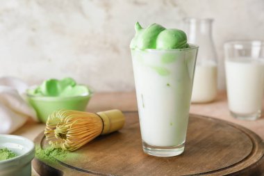 Masada lezzetli dalgona matcha latte ile kompozisyon
