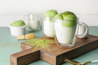 Renkli arkaplanda lezzetli dalgona matcha latte ile kompozisyon